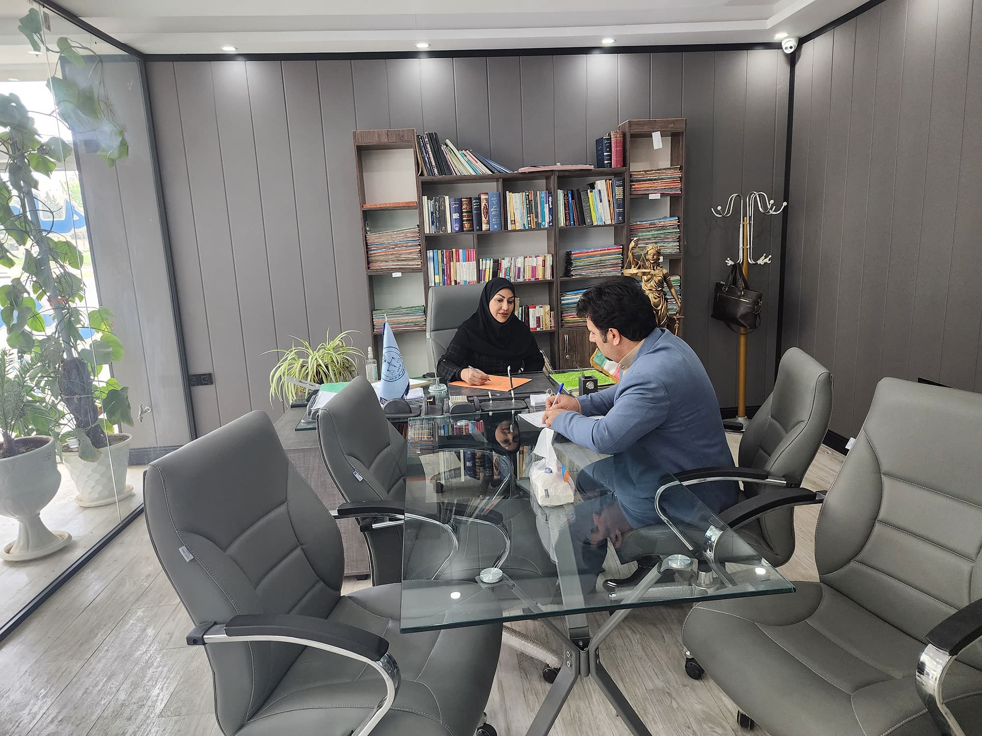 مشاوره حقوقی با وکیل پایه یک دادگستری - راحله زمانی